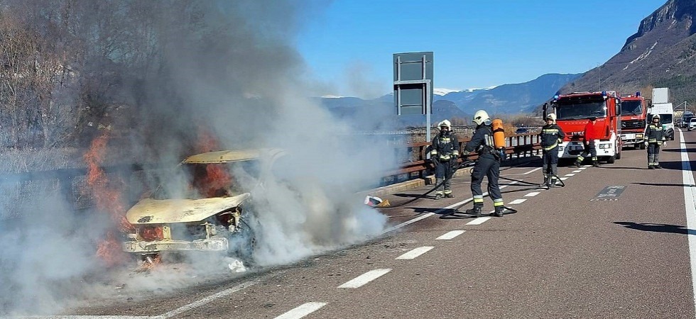 L’auto si incendia improvvisamente, completamente distrutta dal rogo: paura sull’A22
